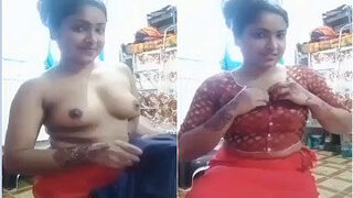 Sexy Desi Girl Shows Boobs | Indian MMS