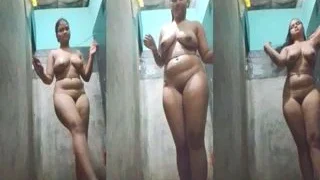 Sexy Desi Girl Bathing | Indian MMS