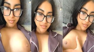 Sexy Desi Girl Shows Boobs | Indian MMS